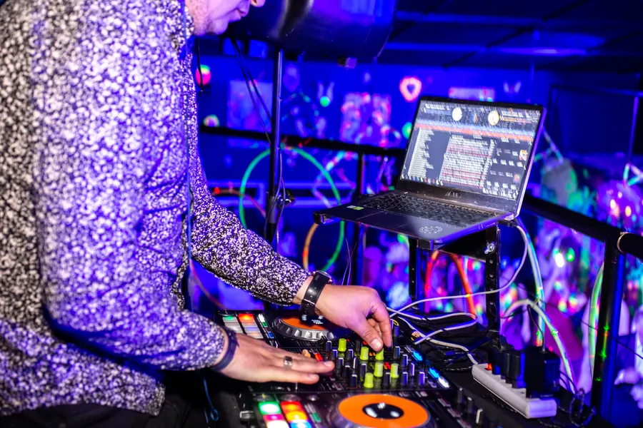 DJ en la pista de baile
