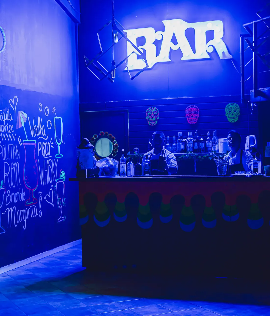Bar del Salón Flúor bajo luz negra
