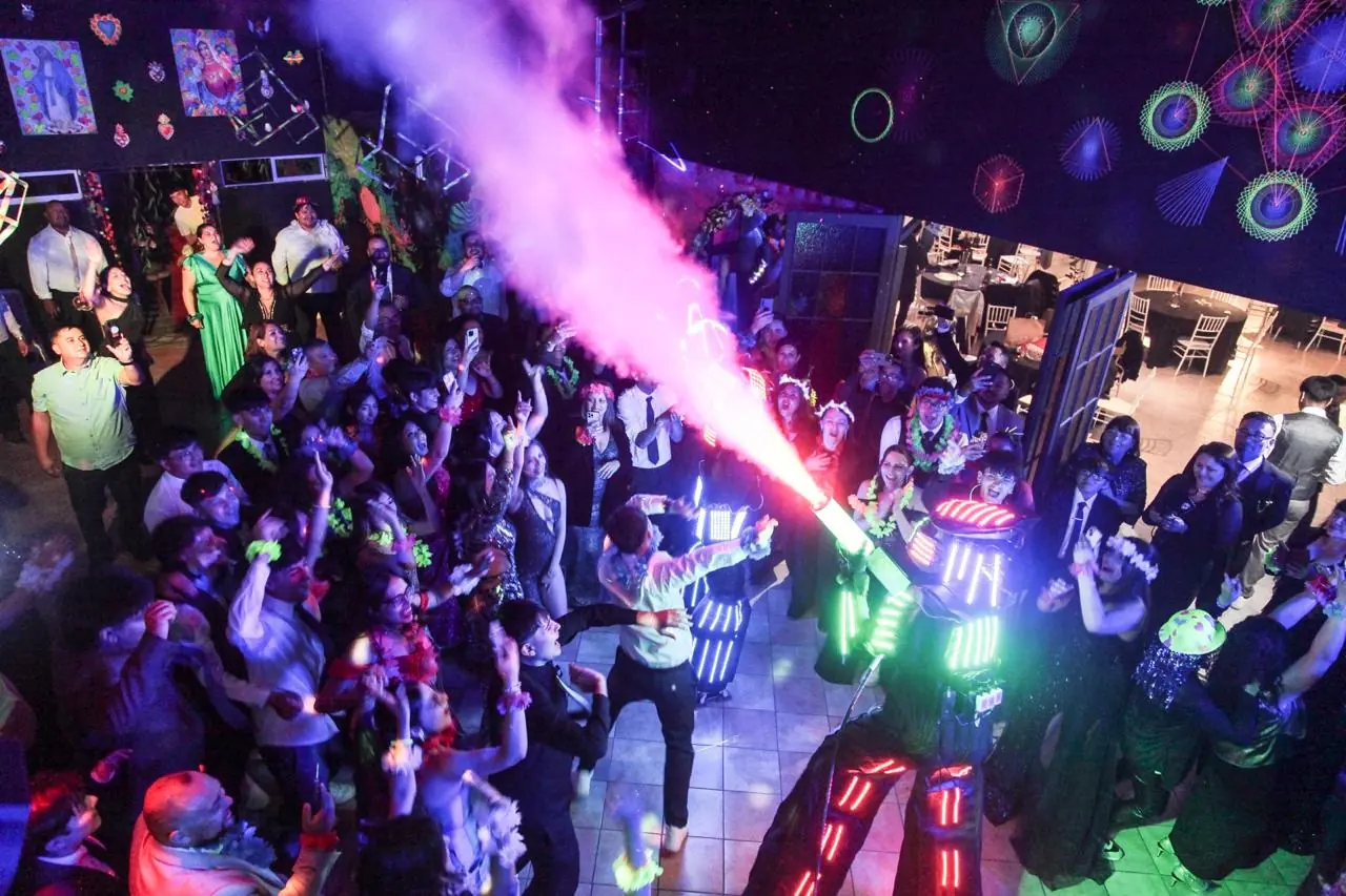 Fiesta en Doña Ester con cañón de humo y robot LED