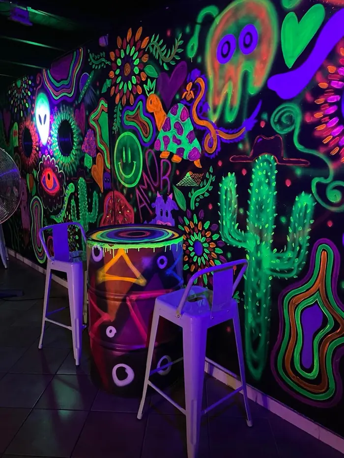 Mural fluorescente con barril-mesa